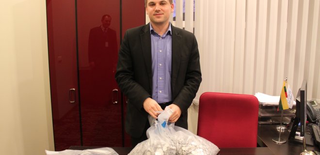 AB Šiaulių banko klientų aptarnavimo skyriaus projektų vadovas Dainius Rekevičius pataria neskubėti keistis pinigų. L. Lukošiūtės nuotr.
