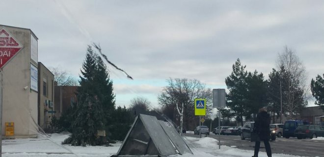 Jurbarke vėtra ne tik  nutraukė elektros tiekimą, bet ir vartė reklaminius stendus. / S. Mazurkevičienės nuotr.