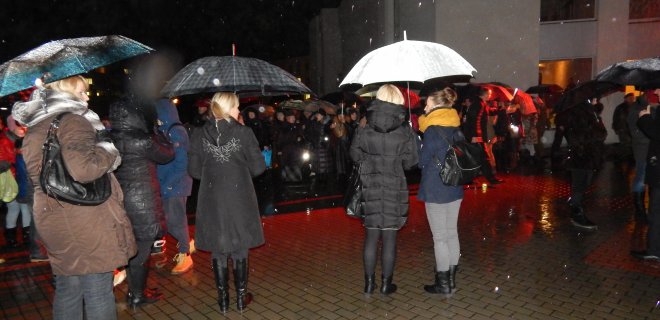Pliaupiantis lietus jurbarkiečių neišgąsdino – paminėti Sausio 13-ąją susirinko didelis būrys žmonių. / J. Pažereckienės nuotr.