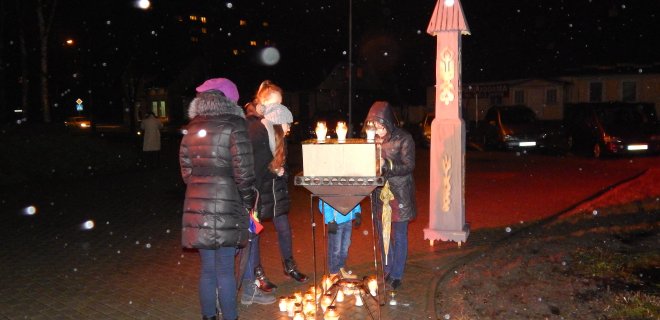 Prie Jurbarko kultūros centro  buvo uždegtos kelios dešimtys žvakių, skirtų žuvusiems už tėvynės laisvę paminėti. / J. Pažereckienės nuotr.