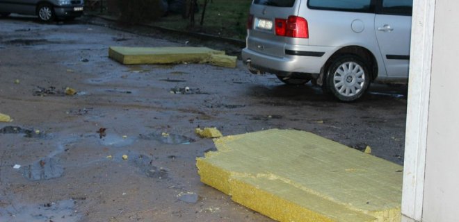 Šalia namo mėtėsi šiltinimo vatos atplaišos... / Evelinos Baltrušaitytės nuotr.
