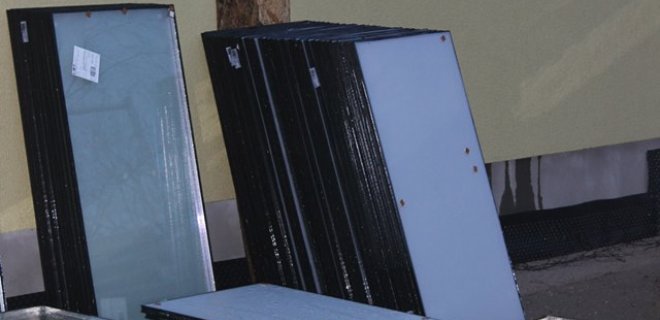 Šalia renovuojamo daugiabučio Lauko g. 2 buvo sudaužyti nauji plastikiniai langai. / Evelinos Baltrušaitytės nuotr.