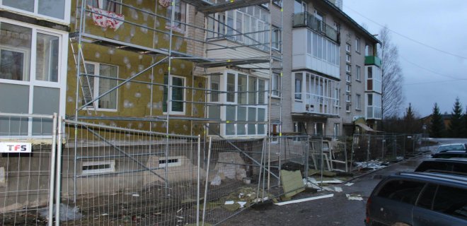 Statybinės medžiagos prie renovuojamo namo prieš Kalėdas buvo paliktos be didelės apsaugos. Jos sandėliuotos lauke ir aptvertos tik tinkline surenkama tvora. / Evelinos Baltrušaitytės nuotr.