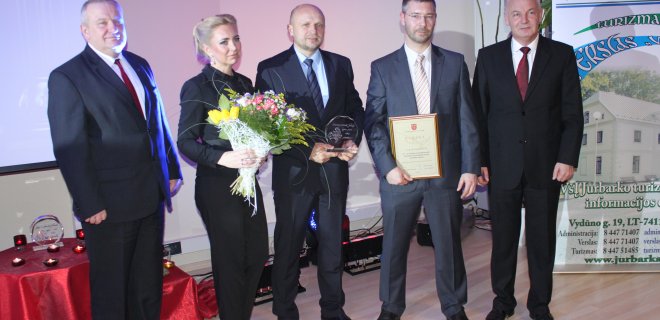 Jurbarko rajono savivaldybė už investicijas Jurbarko rajono savivaldybėje apdovanojimą skyrė UAB „Eurakras“. Šios bendrovės vėjo jėgainių parko prie Jurbarko  investicijos siekia 35 mln. Eur.   Nuotraukoje (iš kairės)   administracijos direktorius Petras Vainauskas, Jurbarko TVIC direktorė Gaiva Mačiulaitienė,  UAB „Eurakras“ atstovai Stasys Bružas ir Aleksandr Spiridonov bei rajono meras Ričardas Juška.