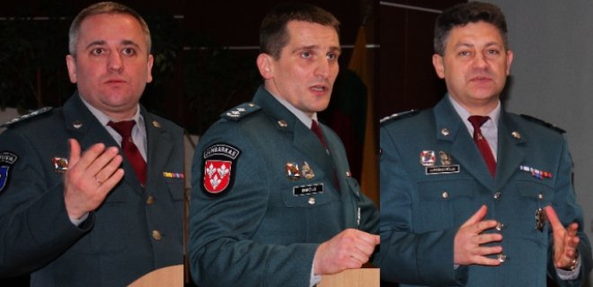Iš kairės į dešinę: Policijos departamento prie LR VRM Policijos generalinio komisaro patarėjas Darius Grebliauskas, Jurbarko rajono policijos komisariato viršininkas Aivaras Dumčius, Marijampolės apskr. VPK viršininko pavaduotojas Harimantas Poškevičius. / L. Lukošiūtės nuotr.