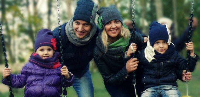 Stilingomis ir jaunatviškomis „DiliGite“ kepurėmis puošiasi šeimos.