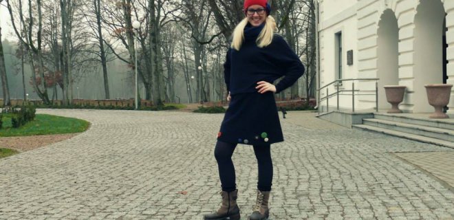 Dinaros dukra Sandra mielai pozuoja su mamos kurtais drabužiais ir dalinasi jų nuotraukomis socialinio tinklalapio Facebook profilyje, pavadinimu Dinara.