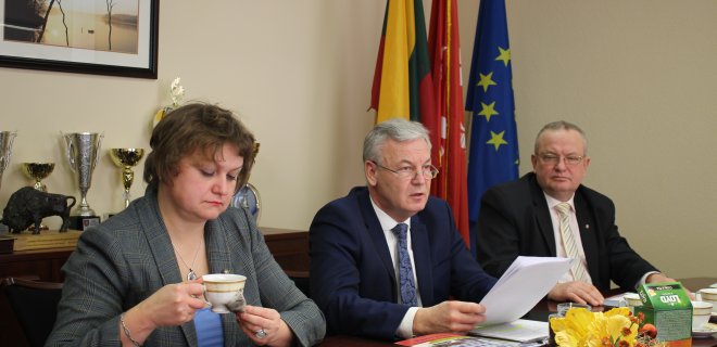 Rajono meras Ričardas Juška (antras iš dešinės) ir administracijos direktorius Petras Vainauskas (pirmas iš dešinės) pasidžiaugė praėjusiais metais Lietuvos laisvosios rinkos instituto (LLRI) atliktu tyrimu, kuriame Jurbarko rajonas užėmė aukštą vietą.