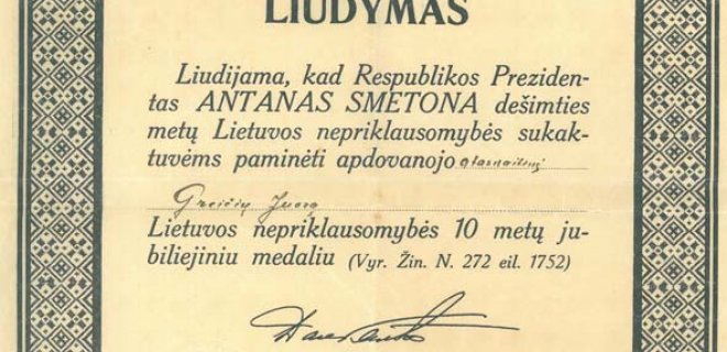 1928 m. Nepriklausomybės dešimtmečio proga Juozas Greičius apdovanotas Respublikos prezidento Antano Smetonos jubiliejiniu medaliu. Apdovanojimo liudijimą pasirašė generolas leitenantas Krašto apsaugos ministeris Teodoras Daukantas ir Generalinio štabo pulkininkas Vyriausiojo štabo viršininkas Povilas Plechavičius.