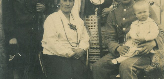 Lietuvos kariuomenės kario-savanorio Juozo Greičiaus nuotrauka su šaulio uniforma. Juozas Greičius su savo šeimos nariais, ant kelių sūnus Vincentas (apie 1931 m.).