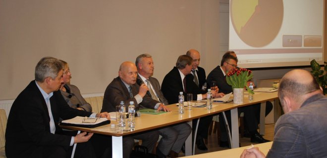 Diskusijoje, kurioje dalyvavo visi aštuoni kandidatai į Jurbarko rajono merus, pasigesta konkretumo.