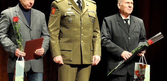 Atsargos karininkas Česlovas Šlėgaitis (viduryje) už nuopelnus kariuomenei ir valstybei specialiais ženklais pagerbė Lietuvos savanorius Juozą Norkų (dešinėje) ir Gintarą Čerauską.