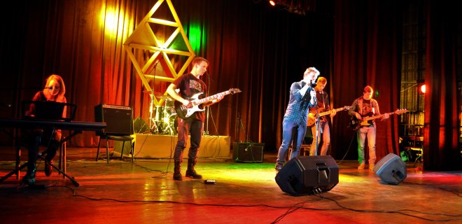 Šventinio koncerto metu scenoje pasirodė ir jurbarkiečių roko grupė „Hail to the thief“.