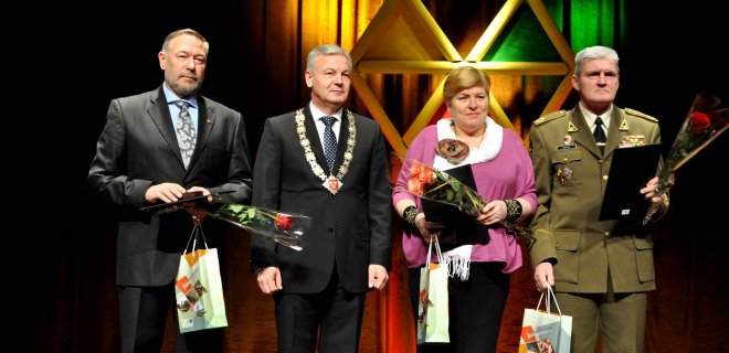 Nuotraukoje (iš kairės) šventinio renginio metu ženklu „Už nuopelnus Jurbarko kraštui“ apdovanotas Jurbarko teniso klubo prezidentas Remigijus Brazaitis, apdovanojimus įteikęs Jurbarko savivaldybės meras Ričardas Juška, taip pat apdovanoti – rašytoja Violeta Šoblinskaitė ir atsargos karininkas Algirdas Genys.