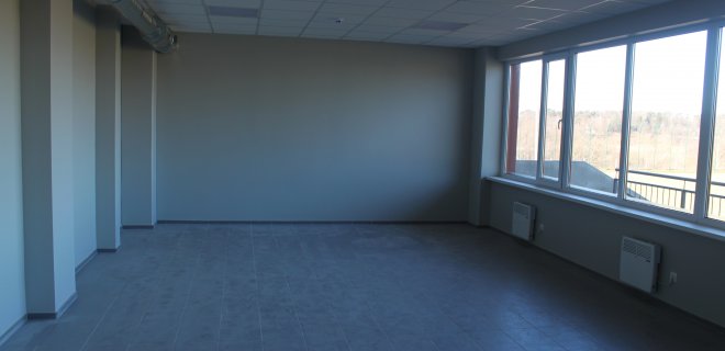 Komisija apžiūrėjo naująjį stadioną, tribūną, šalia įrengtą administracijos pastatą, kabinetus, persirengimo kambarius, dušus bei sporto inventoriaus patalpas. / L. Lukošiūtės nuotr.