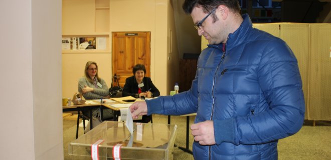 Naujasis tarybos narus Saulius Meškauskas balsavo Naujamiesčio rinkimų apylinkėje apie 19 val.
