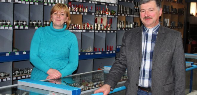 UAB „Sanmonta“ vadovas Antanas Pocevičius kartu su specializuotos santechnikos prekių parduotuvės pardavėja-kasininke Irma Žemeckiene. / L. Lukošiūtės nuotr.