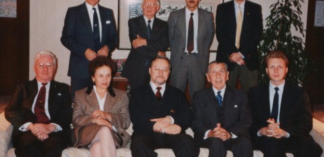 Su LR Aukščiausiojos Tarybos pirmininku V. Landsbergiu ir D. Britanijos lietuviais – Londone, 1991-ieji. / Iš asmeninio archyvo nuotr.