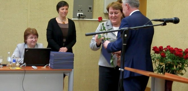 Kadras iš paskutinio Jurbarko rajono savivaldybės senosios kadencijos tarybos posėdžio - liberalų sąjūdžio meras R.Juška dėkoja A.Kurienei už darbą bei prisiminimui dovanoja nuotraukų albumą / Stop kadras nuotr.