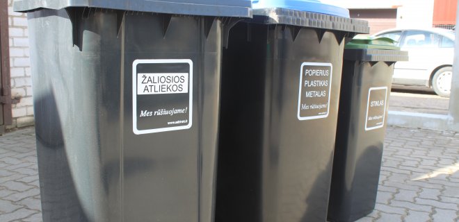 Ant konteinerių pateikiami konkretų juose šalinamų atliekų tipą aprašantys užrašai. / S. Mazurkevičienės nuotr.