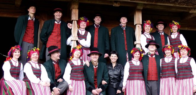 Vyresniųjų kolektyvas 2010 m. Rumšiškėse. Nemažai jo narių šoka „Nemunėlyje“ nuo pat pirmųjų įkūrimo dienų – jau 25-erius metus.