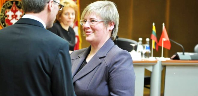 Naujasis meras S.Mockevičus sveikina V.Rekešienę, kuri nuo gegužės 4 dienos eis administracijos direktorės pareigas. / M.Kazakevičiūtės nuotr. nuotr.
