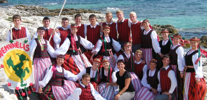 Tarptautiniame liaudies šokių konkurse Kroatijoje 2009 m. Kolektyvui buvo įteiktas apdovanojimas už geriausią choreografiją ir eleganciją.