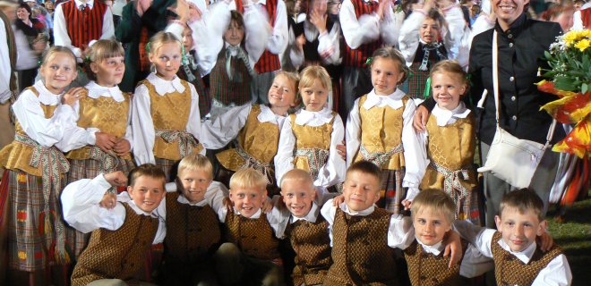 Su jaunaisias „Nemunėlio“ šokėjais Pasaulio lietuvių dainų šventėje 2009 m. / Iš asmeninio archyvo nuotr.