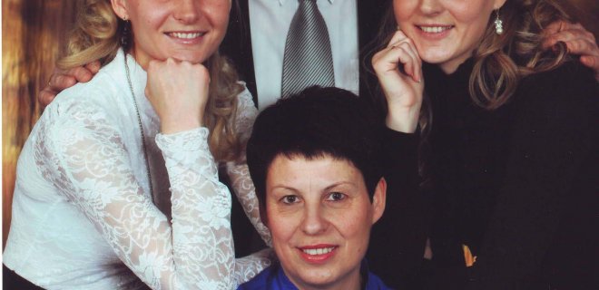 Jolanta Telišauskienė su šeima – vyru Rimvydu ir dvynukėmis dukterimis  Giedre (kairėje) ir Kriste.