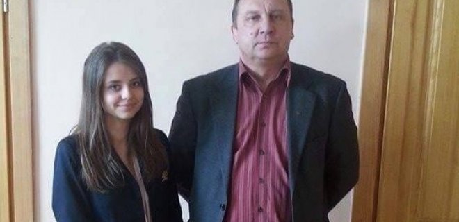 Piešinio autorė su mokytoju Jonu Laurinaičiu, kuris ir paskatino merginą dalyvauti konkurse.