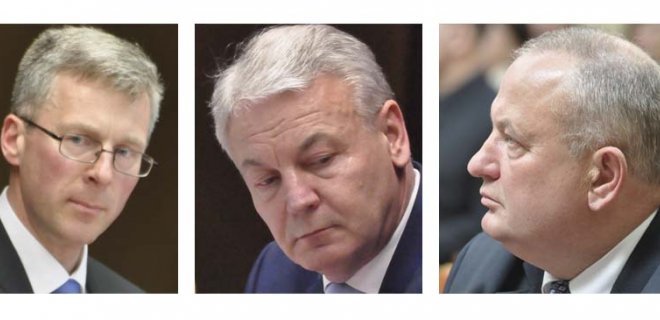 Naujasis rajono meras S. Mockevičius (pirmas iš kairės) neslepia, kad R. Juška (viduryje) jį nustebino – siūlė užimti vieną svarbiausių postų – Kontrolės komiteto pirmininko, o šis atsisakė. Postą užims paties R. Juškos pasiūlytas „darbietis“ P.  Vainauskas, kuris atsidūrė neformalioje opozicijoje.