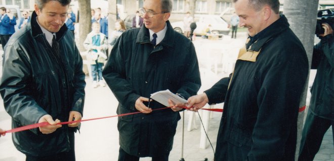 Tuometinis Seimo narys Saulius Lapėnas, a.a. meras Aloyzas Zairys, buvęs administracijos direktorius Vidmantas Juzėnas 2001 m. Pirmosios parodos atidarymo akimirka.