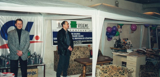 Albinas Radžius pirmoje Jurbarko pramonės, prekybos ir žemės ūkio parodoje „Verslas 2001“ prie savo įmonės „Baldai visiems“ stendo. Įmonė  sėkmingai veikia iki šiol.