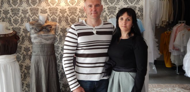 Milana, palaikoma savo vyro Audriaus, pagaliau išpildė savo seną svajonę – įkūrė proginių drabužių saloną.