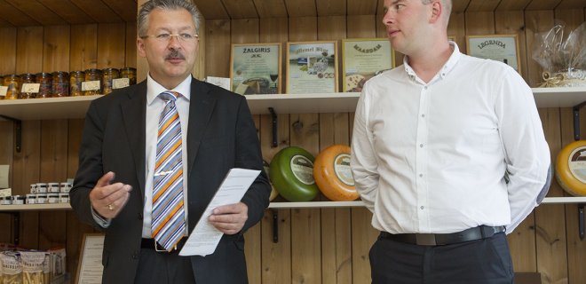 „Vilkyškių pieninės“ generalinis direktorius Gintaras Bertašius ir festivalio „Kino pavasaris“ vykdantysis direktorius Algirdas Ramaška / Renaldo Malycho nuotr.