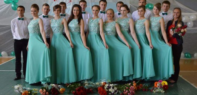 Eržvilko gimnazijos abiturientai kartu su choreografijos mokytoja I. Janauskaite / Rugilės Simokaitytės nuotr.