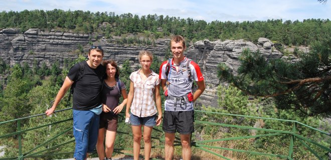 Dešimtys Lietuvoje ir užsienyje orientavimosi varžybose iškovotų medalių, sportuojant aplankyta ne viena užsienio šalis. Audrius, Rūta, Gabrielė ir Martynas Tirlikai. / Iš asmeninio šeimos albumo nuotr.