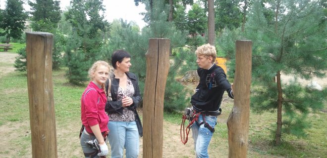 Nuotraukoje Ugnė, Vaida ir Aistis Taurų nuotykių parke 2014-ųjų vasarą.