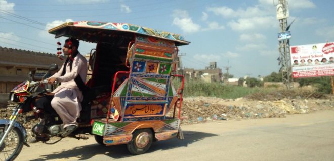 Vaizdai iš Pakistano gatvių. Transporto priemones puošti įvairiais raštais – madinga ir įprasta. Išmargina ir atšvaitais. / Asmeninio archyvo nuotr.