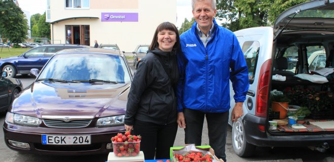 Valentinas braškes augina ir prižiūri kartu su žmona Daiga jau ketverius metus. nuotr.