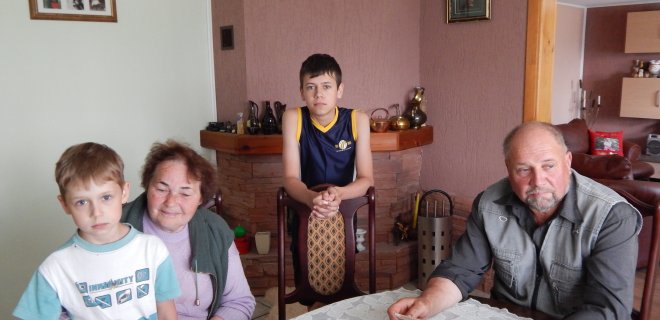 Jaukiame šeimos name telpa net trys kartos. Nuotraukoje seneliai Genovaitė ir Jonas su anūkais Giedriumi (kairėje) ir Gražvydu.