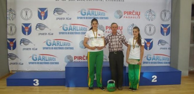 Dešinėje Gabrielė Pukelytė, kairėje - Deimantė Pukelytė