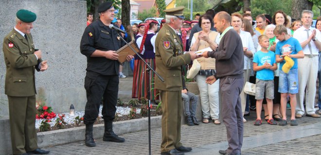 Lietuvos politinių kalinių ir tremtinių sąjungos padėka buvo skirta UAB „Akmens uola“ direktoriui Rimantui Židuliui už dovanotą atminimo lentą ištremtųjų iš Lybiškių (Varlaukio) geležinkelio stoties įamžinimui. / Monikos Kazakevičiūtės nuotr.