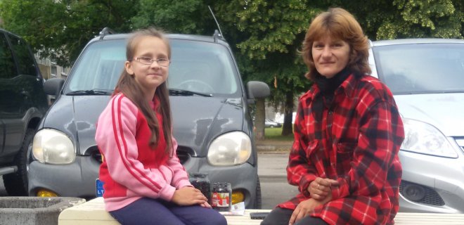 Alma kartu su dukromis Amanda, Astrida ir Aiva renka uogas Šakių rajone, netoli Kidulių. / Oksanos Mazur nuotr.