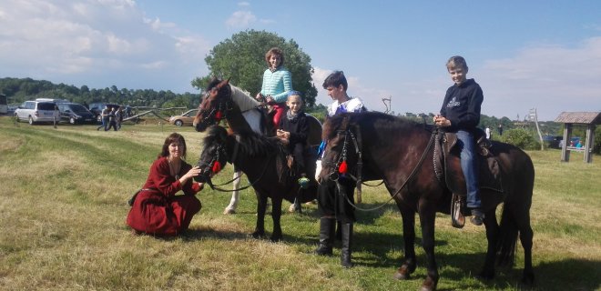 „Man mano miestas pats gražiausias ir mylimiausias. Esu grynų gryniausia jurbarkietė. Kaip čia gražu – gamta, pats  miestas, sutvarkytos pakrantės – ir tiek veiklos. Ir sportinės, ir kultūrinės – tik reikia norėti veikti“, – sako Giedrė Vasilijevaitė (nuotraukoje – ant žirgo).