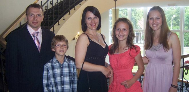 Visa Smirnovų šeima Mindaugo vyriausio sūnėno vestuvėse 2012 m. Mindaugas, Paulius, Aušra, Miglė ir Deimantė.