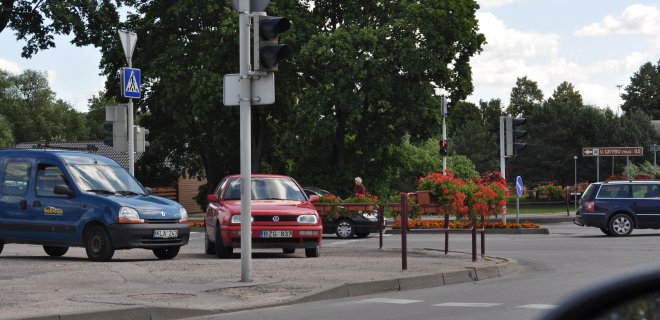 Policijos viršininkas A. Dumčius sutinka su skaitytojų teiginiu, kad kai kurie pastatyti ir pakabinti gėlių vazonai trukdo eismo dalyvių matomumui.