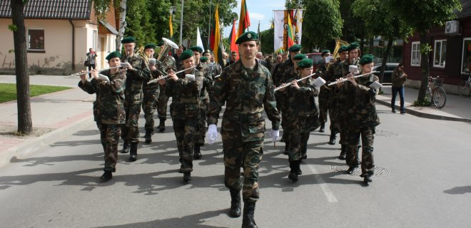 Lietuvos šaulių sąjungos orkestrui, sudarytam J. Gruodžio konservatorijos orkestro pagrindu, vadovauja Giedrius, o paklaustas apie uniformą, ginklus ir kitus kariškus atributus, vyriškai numoja ranka ir tikina, kad sukarintas laisvalaikis – tik privalumas.