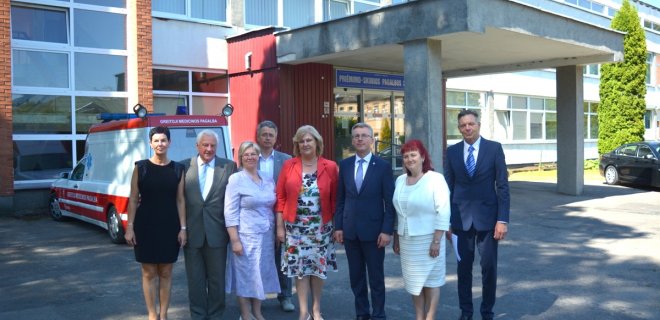 Susitikime su sveikatos apsaugos ministrė R. Šalaševičiūtė dalyvavo Jurbarko rajono savivaldybės meras S. Mockevičius, mero pavaduotojas S. Lapėnas, administracijos direktorė V. Rekešienė, savivaldybės gydytoja G. Sutkuvienė, VšĮ Jurbarko ligoninės vyriausiasis gydytojas A. Šlekys, VšĮ Jurbarko pirminės sveikatos priežiūros centro direktorė R. Mencienė bei Seimo narys B. Pauža. / Ramintos Greičiuvienės nuotr.