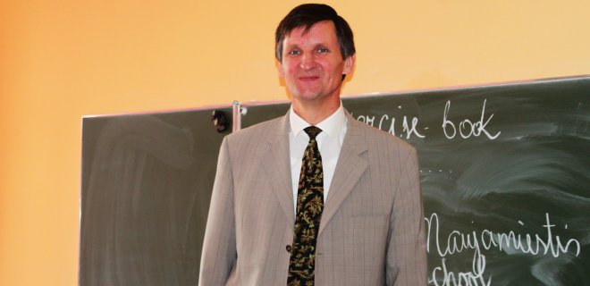 Šilutiškis Jonas Jaunius fizikos mokytoju Naujamiesčio pagrindinėje mokykloje praėjusiais metais dirbo tik du mėnesius. Jis  išvyko mokytojauti į Šilutės rajono Gardamo pagrindinę mokyklą. Anot jo, pasirinko ten, kur patogiau. Važinėti ir dirbti dideliu krūviu Jurbarke jam buvo per sunku.